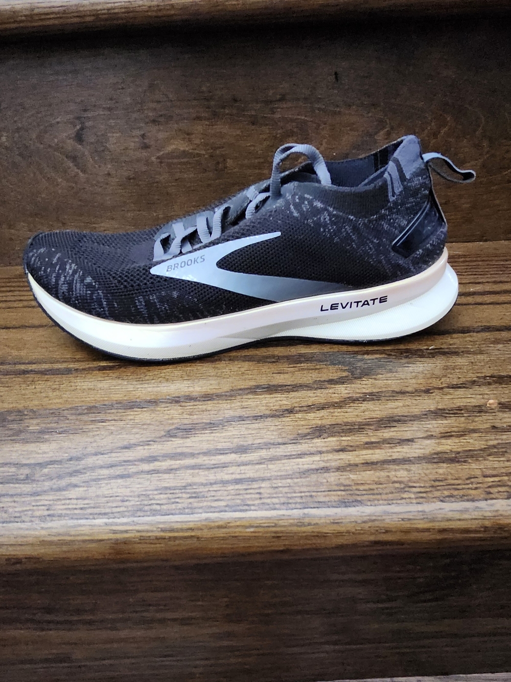 Brooks Levitate Womans Running Shoe Size 8 - Black/Gray